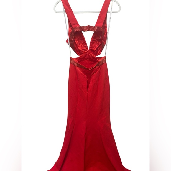 Sherri Hill V-Neck Open-Back Red Formal Gown with Beaded Detailing Size 2 - Picture 5 of 7